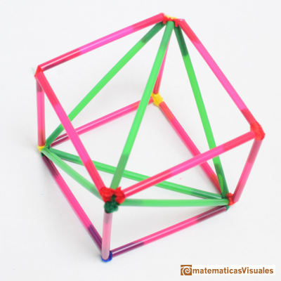 En casa: Construcción de un tetraedro inscrito en un cubo. Algunas medidas. |matematicasVisuales
