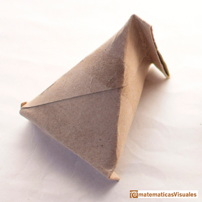 Estamos en casa: Construcción de un tetraedro con un rollo de papel |matematicasVisuales