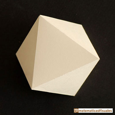 Desarrollo plano de octaedro: figura de un octaedro hecho con cartulina | matematicasVisuales