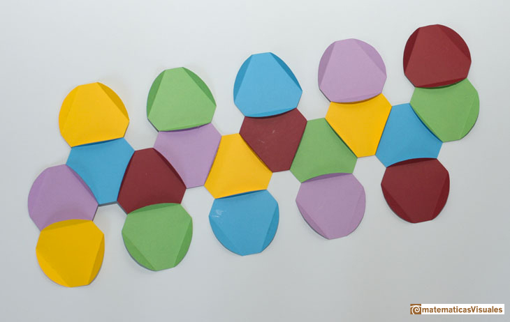 Building polyhedra using cardboard discs | matematicasVisuales