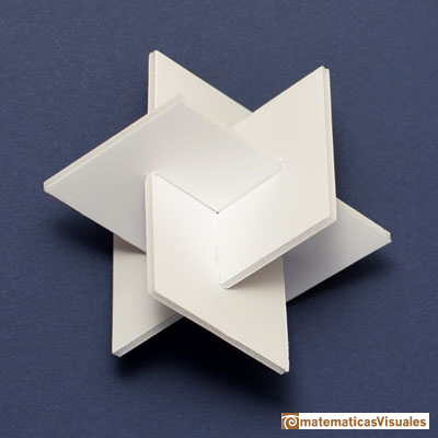Building polyhedra| Icosaedro, tres rectangulos áureos en madera e hilo | matematicasVisuales
