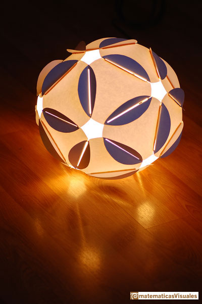 Construcción poliedros| Lámpara icosaedro con gomas  | matematicasVisuales