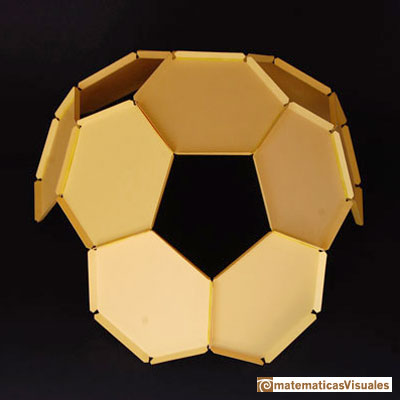 Construcción de poliedros con cartulina y gomas elásticas: icosaedro truncado| matematicasVisuales