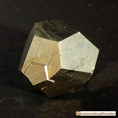 Volumen de un dodecaedro: algunos minerales, como la pirita, pueden cristalizar como dodecaedro (no regular, llamado piritoedro) | matematicasVisuales