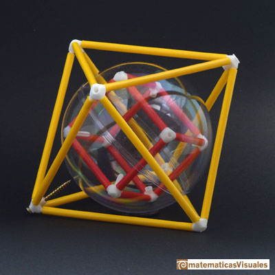 Dualidad entre sólidos platónicos: cubo dentro de un octaedro | matematicasVisuales