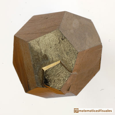 Sólidos platónicos: Pirita con una cristalización en forma de dodecaedro irregular | matematicasVisuales