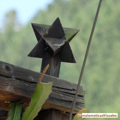 Stellated Octahedron or Stella Octangula: Detail in a house at The Black Forest Open Air Museum (near Gutach, Germany) | matematicasvisuales