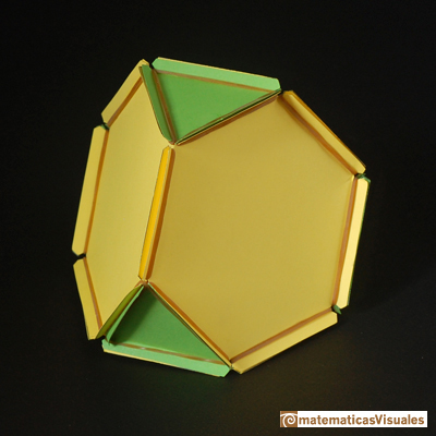 Tetraedro truncado: modelo construido con cartulina y gomas | matematicasVisuales