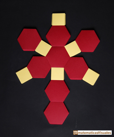 Buildidng polyhedra: Truncated Octahedron, plane development | matematicasVisuales