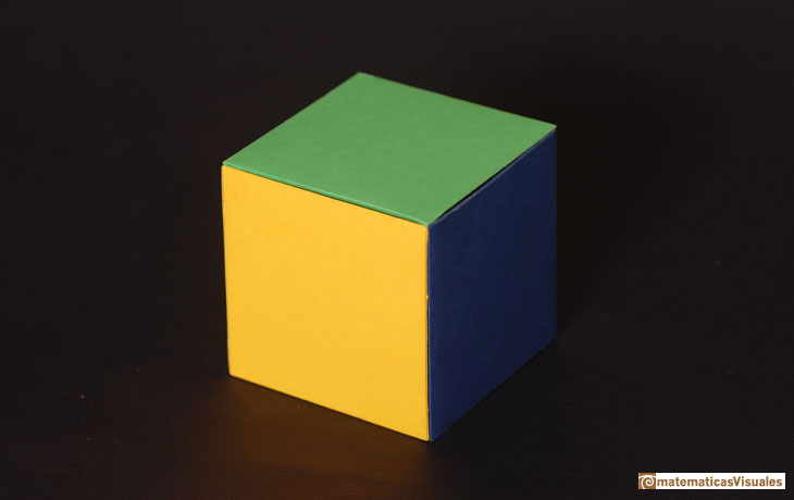 Descomposicin de un cubo en tres pirmides iguales de base cuadrada | matematicasVisuales