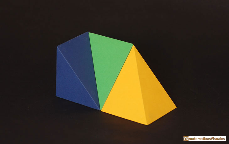 Descomposicin de un cubo en tres pirmides iguales de base cuadrada | matematicasVisuales